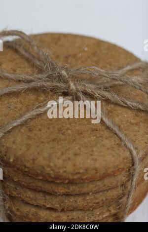 Lebkuchenkekse mit Garn gebunden. Auf Brettern weiß lackiert. Nahaufnahme. Stockfoto
