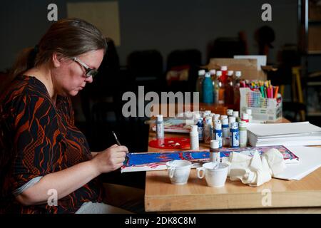 Reife Frau malen Stockfoto