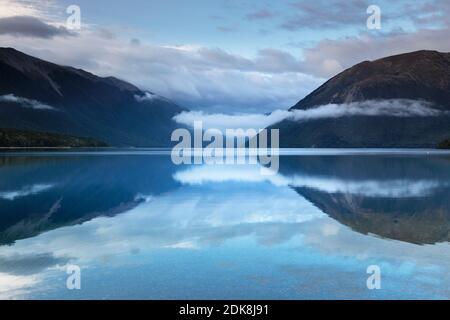 Morgennebel über Lake Rotoiti, Nelson Lakes National Park, Tasman, Südinsel, Neuseeland, Ozeanien Stockfoto