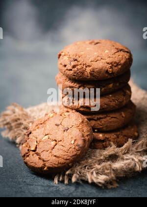 Cookies mit Haselnüssen und Schokolade, dunkle launische Süßigkeiten, leere Textstelle Stockfoto