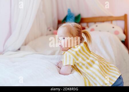 Mädchen im Schlafzimmer Stockfoto