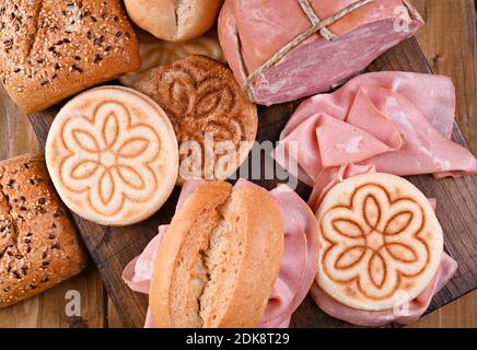 Mortadella ist ein großes und verschiedenes Brot auf einem Holztisch. Verschiedene Brotsorten, Tigelle für traditionelle italienische Sandwiches in der Region Emilia Romagna. Oben. Speicherplatz kopieren Stockfoto