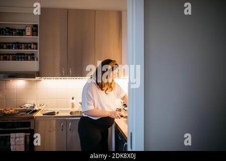 Frau in der Küche Stockfoto
