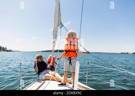 Mutter mit Kindern auf dem Boot Stockfoto