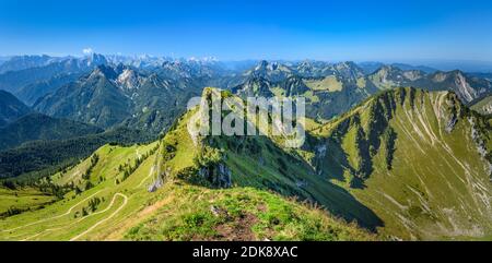 Deutschland, Bayern, Oberbayern, Oberland, Bayrischzell, Rotwandgebiet, Rotwand und Lempersberg gegen Wettersteingebirge und Tegernsee, Blick vom Rotwandgipfel Stockfoto