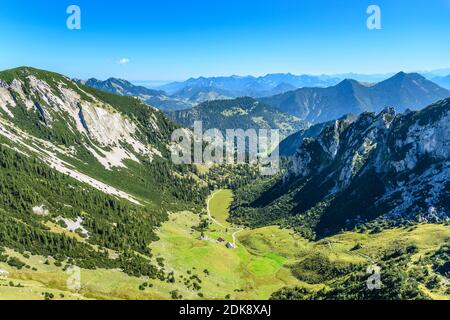 Deutschland, Bayern, Oberbayern, Oberland, Bayrischzell, Rotwandgebiet, Hochmiesing, Großtiefental Alm und Ruchenköpfe, Blick vom Rotwandgipfel Stockfoto