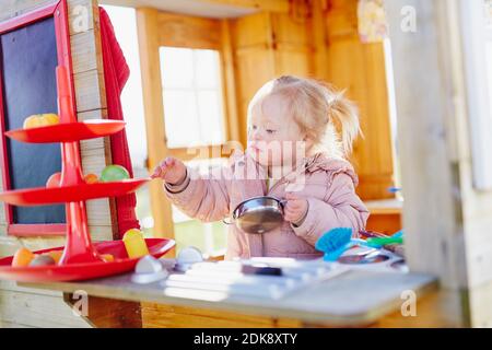 Kleinkind Mädchen spielen im Spielhaus Stockfoto