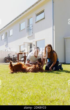 Paar mit Hund auf dem Rasen Stockfoto
