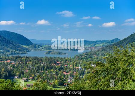 Deutschland, Bayern, Oberbayern, Oberland, Markt Schliersee, Blick über Josefsthal, Neuhaus und Fischhausen am Schliersee von der Spitzingstraße Stockfoto