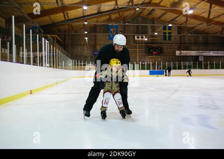 Vater Tochter beizubringen, ice skate Stockfoto