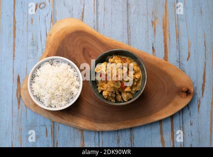 Hühnchen-Curry-Gericht mit gedämpftem weißem Reis Stockfoto