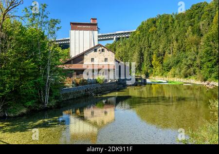 Deutschland, Bayern, Oberbayern, Oberland, Tal, Mangfalltal, Mühltal, Bruckmühle mit Autobahnbrücke A8 Stockfoto