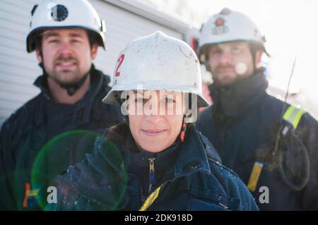 Feuerwehrleute, die die Kamera betrachten Stockfoto