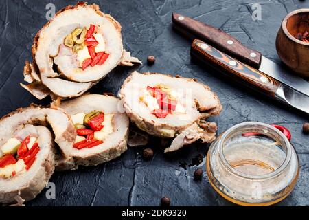 Hackbraten gefüllt mit Käse, Pfeffer und Oliven. Stockfoto