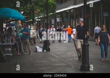 Zuschauer und Touristen, die in Jackson Square, New Orleans, Louisiana spazieren und Street Art bewundern Stockfoto