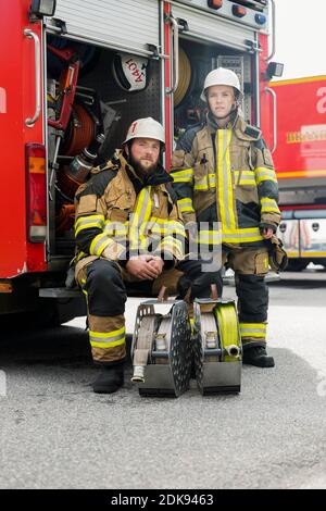 Feuerwehrleute vor Feuer-LKW Stockfoto