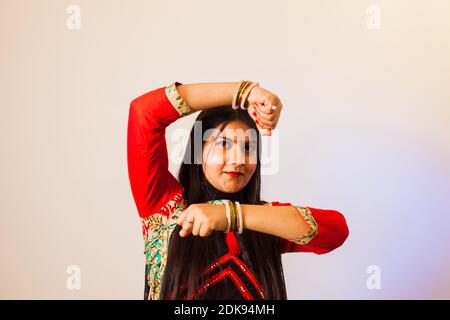 Wunderschöne Dame Durchführung Lavani Tanz während Diwali fest Stockfoto