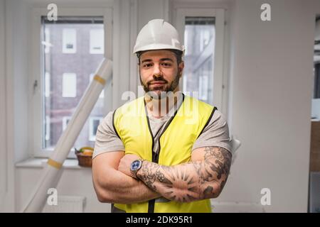Porträt eines Arbeiters mit Hardhut Stockfoto