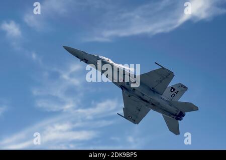 MC Donnell-Douglas F18 Hornet fliegt während einer Ausstellungsperformance über der US Air Reserve Base in Homestead, Florida, USA, Stockfoto