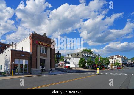 BERNARDSVILLE, NJ - 30. MAI 2020- Blick auf eine Zweigstelle einer Wells Fargo Bank in der Innenstadt von Bernardsville, einer kleinen Stadt in Somerset County, New Jersey. Stockfoto