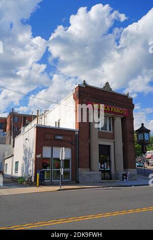 BERNARDSVILLE, NJ - 30. MAI 2020- Blick auf eine Zweigstelle einer Wells Fargo Bank in der Innenstadt von Bernardsville, einer kleinen Stadt in Somerset County, New Jersey. Stockfoto