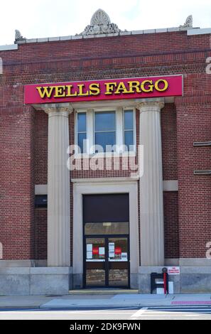 BERNARDSVILLE, NJ - 30. MAI 2020- Blick auf eine Zweigstelle einer Wells Fargo Bank in der Innenstadt von Bernardsville, einer kleinen Stadt in Somerset County, New Jersey. Stockfoto