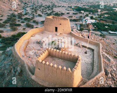 Dhayah Fort Rock Festung in Ras al Khaimah Emirat von Die Vereinigten Arabischen Emirate Luftaufnahme bei Sonnenuntergang Stockfoto