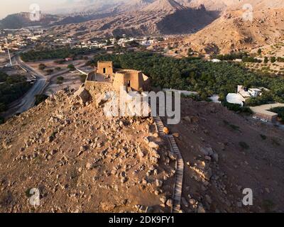 Dhayah Fort Rock Festung in Ras al Khaimah Emirat von Die Vereinigten Arabischen Emirate Luftaufnahme bei Sonnenuntergang Stockfoto