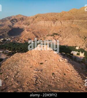 Dhayah Fort Rock Festung in Ras al Khaimah Emirat von Die Vereinigten Arabischen Emirate Luftaufnahme bei Sonnenuntergang Stockfoto