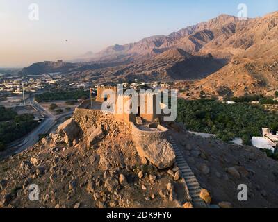 Dhayah Fort Rock Festung in Ras al Khaimah Emirat von Die Vereinigten Arabischen Emirate Luftaufnahme bei Sonnenuntergang Stockfoto