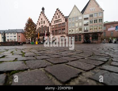 15. Dezember 2020, Hessen, Frankfurt/Main: Nur wenige Menschen sind auf dem Römerberg in der Frankfurter Innenstadt unterwegs. Der Platz, der sonst bei Touristen und Einheimischen beliebt ist, ist seit Beginn der Corona-Krise viel weniger voll. Foto: Boris Roessler/dpa Stockfoto