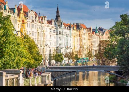 Praha, Straße Masarykovo nabrezi (Masaryk Uferstraße), Jugendstilhäuser, Fluss Vlatava Arm in Nove Mesto, Neustadt, Praha, Prag, Prag, Prag, Tschechien Stockfoto