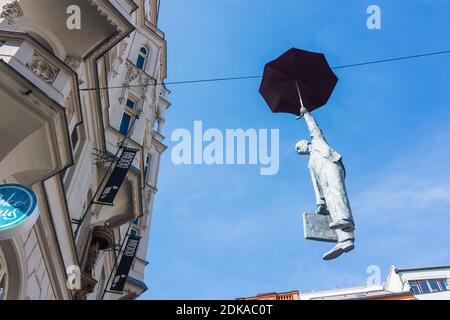 Praha, Skulptur Mann mit einem Regenschirm, der zwischen 2 Häusern hängt, Geschäftsmann in Nove Mesto, Neustadt, Praha, Prag, Prag, Tschechien Stockfoto