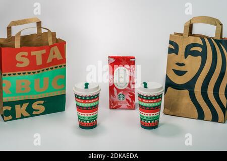 Starbucks Christmas Blend Takeaway Tassen. Branded saisonalen Getränkebecher und Filterkaffee mit Firmenlogo Taschen auf weißem Hintergrund. Stockfoto