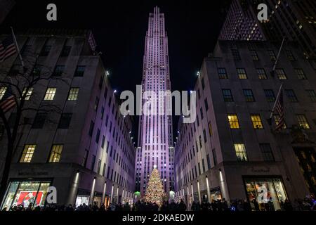 Der Weihnachtsbaum in New York City mit dem Rockefeller Center im Hintergrund beleuchtet. (Foto: Gordon Donovan) Stockfoto