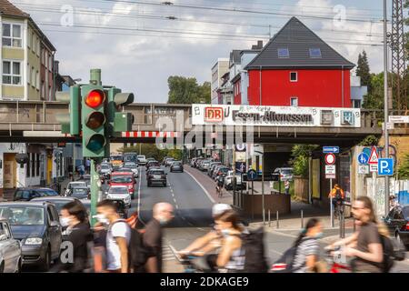 Essen, Ruhrgebiet, Nordrhein-Westfalen, Deutschland - Straßenszene am Bahnhof Essen-Altenessen in der Altenessener Straße im Landkreis Altenessen ist der Landkreis im Norden Essens ein Problemgebiet, ein sozialer Hotspot mit einem hohen Ausländeranteil. Stockfoto