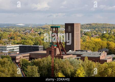 Essen, Ruhrgebiet, Nordrhein-Westfalen, Deutschland - Zeche Zollverein, UNESCO Weltkulturerbe Zollverein, Zollverein Schacht 1/2/8, Förderturm, PACT Zollverein Theater. Stockfoto