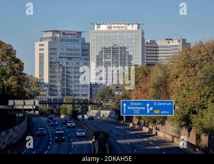 Essen, Ruhrgebiet, Nordrhein-Westfalen, Deutschland - Essen Blick auf die Stadt mit der Autobahn A40 und dem Hauptsitz von Evonik. Stockfoto