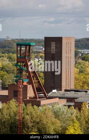 Essen, Ruhrgebiet, Nordrhein-Westfalen, Deutschland - Zeche Zollverein, UNESCO Weltkulturerbe Zollverein, Zollverein Schacht 1/2/8, Förderturm, PACT Zollverein Theater. Stockfoto