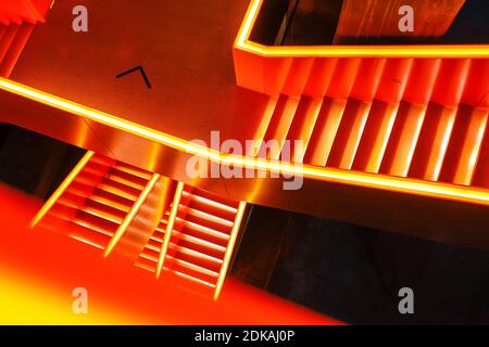 Essen, Ruhrgebiet, Nordrhein-Westfalen, Deutschland - Ruhrmuseum an der Zeche Zollverein, UNESCO Weltkulturerbe Zollverein, rot beleuchtete Treppe. Stockfoto