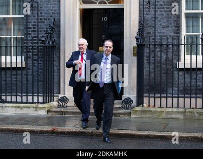 London, Großbritannien. Dezember 2020. Martin Reynolds (rechts), erster Privatsekretär des Premierministers, und Sir Edward Lister, politischer und strategischer Berater, gehen zur Kabinettssitzung. Kredit: Mark Thomas/Alamy Live Nachrichten Stockfoto