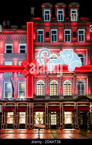 Ein Blick auf den Cartier-Shop in der alten Bond-Straße mit weihnachtlichen Dekorationen geschmückt, mit einem Ballett-Tänzer gekleidet als Zuckerpflaumenfee tanzen vor. Stockfoto