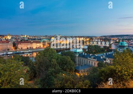 Praha, Blick vom Letna-Park auf die Moldau und das Stadtzentrum, im Vordergrund die Straka Akademie (auf Tschechisch, Strakova akademie) als Sitz der Regierung der Tschechischen Republik in Holesovice, Praha, Prag, Prag, Tschechien Stockfoto