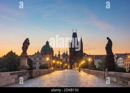 Praha, Karlsbrücke (Karly Most, Karlsbrcke), Altstädter Brückenturm (Staromestska mostecka vež), Sonnenaufgang in der Moldau, Prag, Prag, Prag, Tschechien Stockfoto