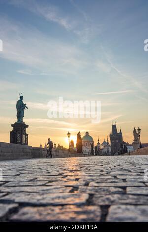 Praha, Karlsbrücke (Karly Most, Karlsbrcke), Altstädter Brückenturm (Staromestska mostecka vež), Sonnenaufgang in der Moldau, Prag, Prag, Prag, Tschechien Stockfoto