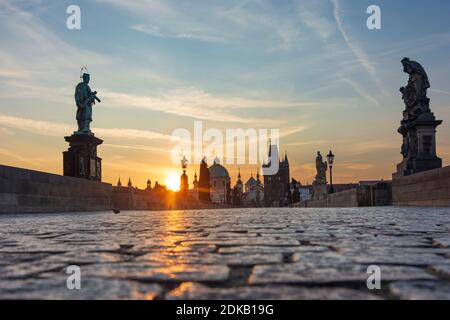 Praha, Karlsbrücke (Karly Most, Karlsbrcke), Altstädter Brückenturm (Staromestska mostecka vež), Sonnenaufgang in der Moldau, Prag, Prag, Prag, Tschechien Stockfoto