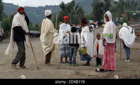 Lalibela-Äthiopien: 12. April 2019: Straße in Lalibela mit Menschen in traditionellen weißen Untiefen Stockfoto