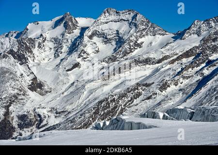 Blick über den Fee-Gletscher auf die Gipfel Fletschhorn und Lagginhorn, Saas-Fee, Wallis, Schweiz Stockfoto