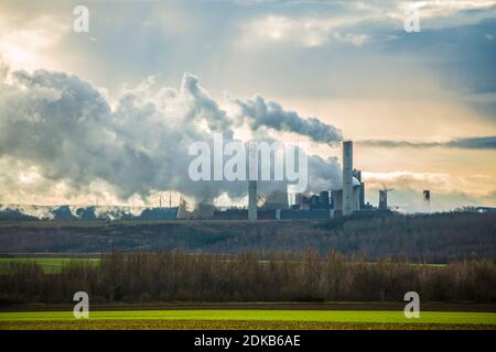 Das Kraftwerk Weisweiler der RWE Power AG in Eschweiler−Weisweiler dient der Grundlast. Es wird mit Braunkohle befeuert, die von der RWE Power AG im T Stockfoto