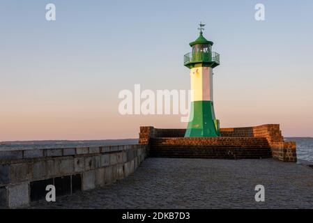 Deutschland, Mecklenburg-Vorpommern, Saßnitz, Leuchtturm an der Hafenausfahrt Stockfoto